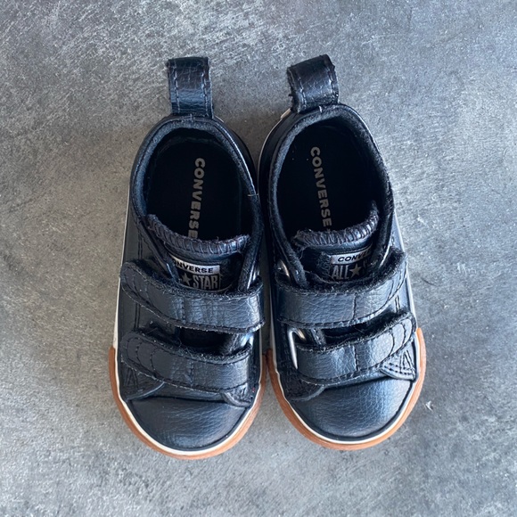 Black leather Converse toddler sneakers with Velcro sz 5 - Picture 4 of 6